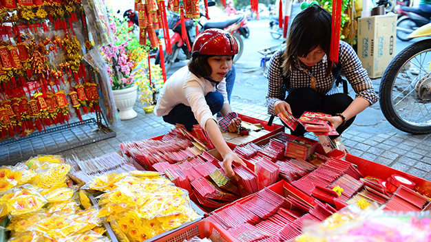 TPHCM:[-]Bao[-]lì[-]xi,[-]câu[-]đối[-]đỏ[-]ngập[-]tràn[-]mùa[-]tết