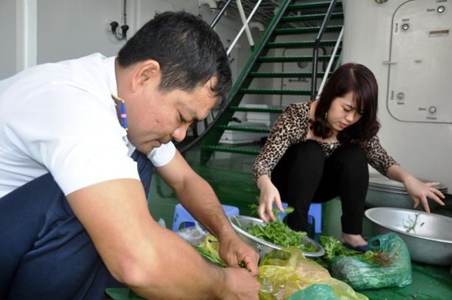 [-]Đón[-]Tết[-]trên[-]tàu[-]cảnh[-]sát[-]biển