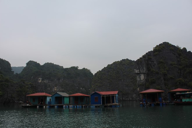 Du[-]lịch[-]vịnh[-]Hạ[-]Long:[-]Chỉ[-]còn[-]lại[-]những[-]làng[-]chài[-]vô[-]hồn