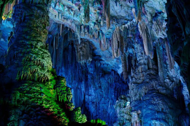 [-]Khám[-]phá[-]hang[-]động[-]lung[-]linh[-]muôn[-]sắc[-]ở[-]Quế[-]Lâm