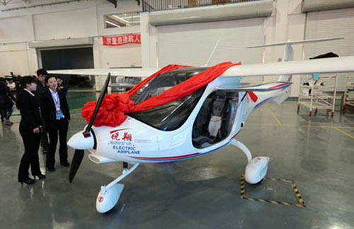 Máy[-]bay[-]điện[-]đầu[-]tiên[-]của[-]Trung[-]Quốc
