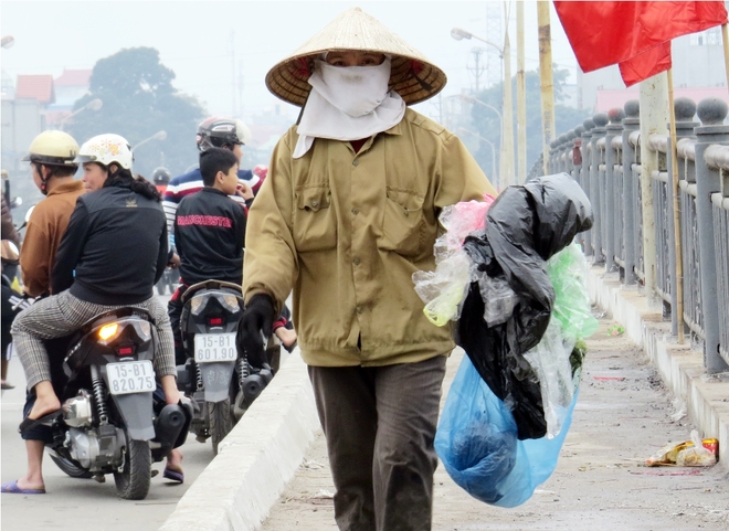 [-]Ngày[-]23[-]Tết[-]"Phương[-]tiện"[-]của[-]ông[-]Táo[-]vùng[-]vẫy[-]trong[-]nilon[-]và[-]rác