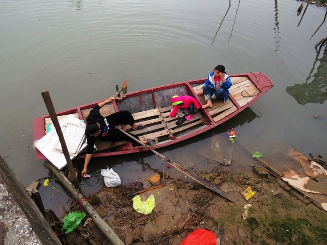 [-]Ngày[-]23[-]Tết[-]"Phương[-]tiện"[-]của[-]ông[-]Táo[-]vùng[-]vẫy[-]trong[-]nilon[-]và[-]rác