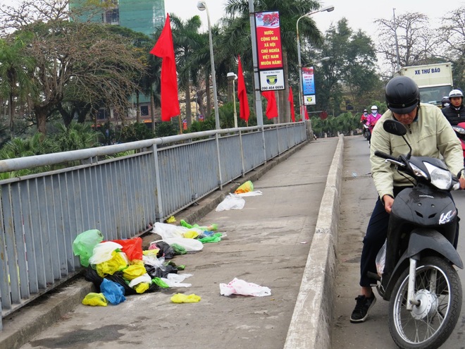 [-]Ngày[-]23[-]Tết[-]"Phương[-]tiện"[-]của[-]ông[-]Táo[-]vùng[-]vẫy[-]trong[-]nilon[-]và[-]rác