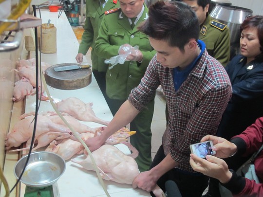 Hà[-]Nội:[-]Bắt[-]giữ,[-]tiêu[-]huỷ[-]hơn[-]3[-]tạ[-]vịt[-]không[-]rõ[-]nguồn[-]gốc