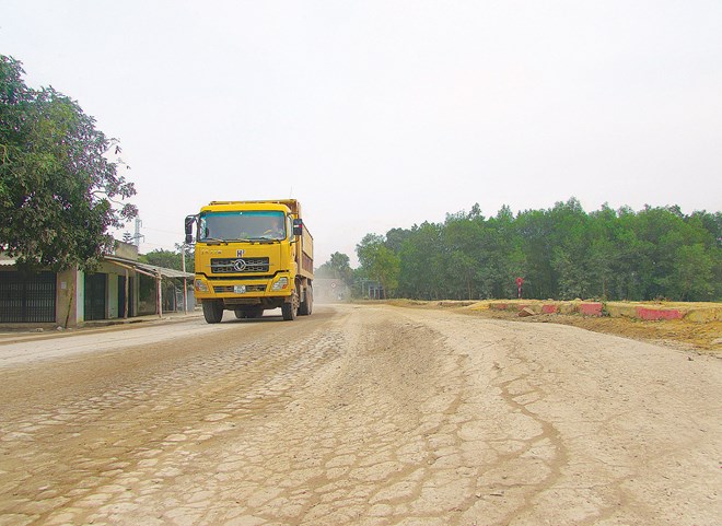 [-]Xe[-]quá[-]tải[-]phá[-]nát[-]đường[-]300[-]tỉ