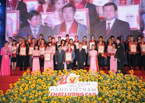 Vinamilk[-]được[-]bình[-]chọn[-]20[-]năm[-]liền[-]là[-]hàng[-]VN[-]chất[-]lượng[-]cao