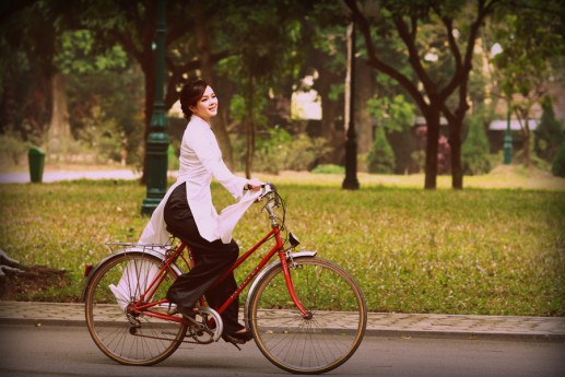Thiếu nữ Việt mặc áo dài duyên với xe đạp 1