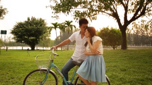 Lãng mạn với hình ảnh cặp đôi và xe đạp