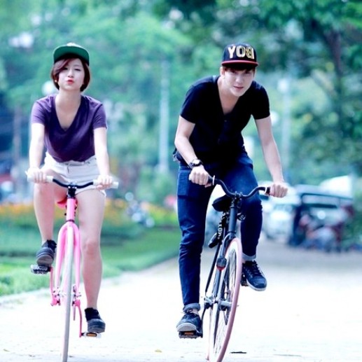 Lãng mạn với hình ảnh cặp đôi và xe đạp