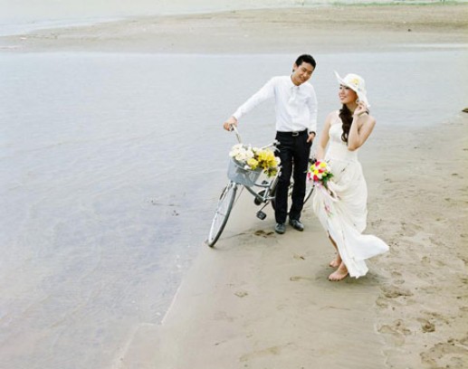 Lãng mạn với hình ảnh cặp đôi và xe đạp