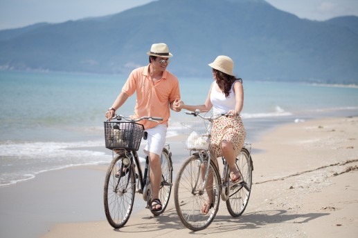 Lãng mạn với hình ảnh cặp đôi và xe đạp