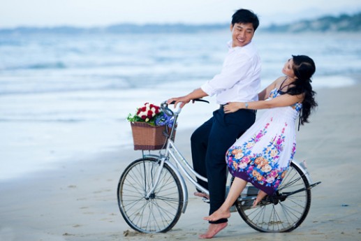 Lãng mạn với hình ảnh cặp đôi và xe đạp
