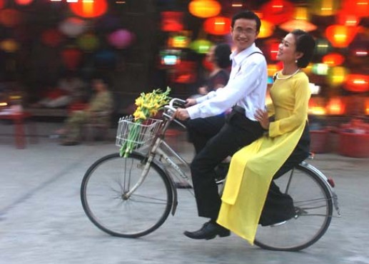 Lãng mạn với hình ảnh cặp đôi và xe đạp