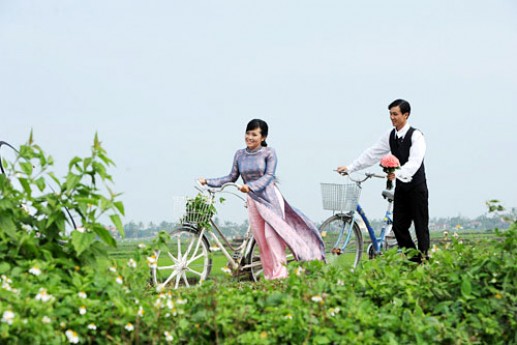 Lãng mạn với hình ảnh cặp đôi và xe đạp