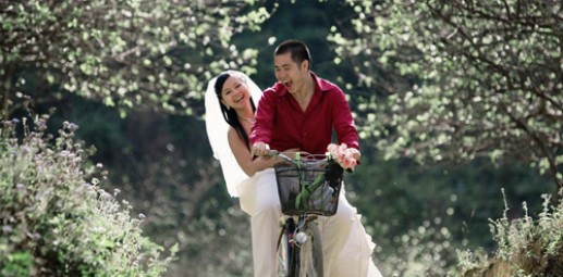 Lãng mạn với hình ảnh cặp đôi và xe đạp