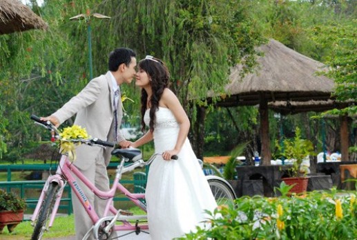 Lãng mạn với hình ảnh cặp đôi và xe đạp