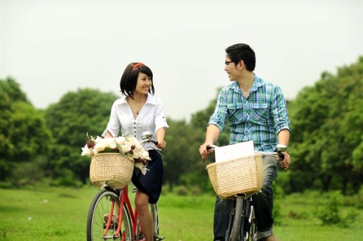 Lãng mạn với hình ảnh cặp đôi và xe đạp