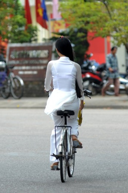 Thiếu nữ Việt mặc áo dài duyên với xe đạp  11