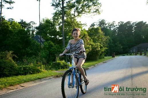 Thuý Nga duyên dáng với xe đạp 4