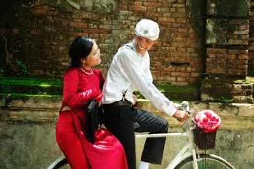 Lãng mạn với hình ảnh cặp đôi và xe đạp