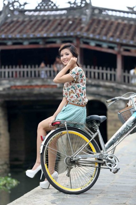 Tường Vy duyên dáng đạp xe ở phố cổ 2