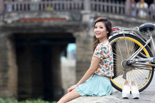 Tường Vy duyên dáng đạp xe ở phố cổ 8