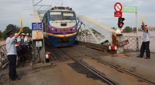 Ảnh độc cầu Ghềnh - cây cầu 112 tuổi 