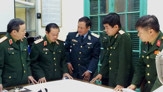 Thượng[-]tướng[-]Đỗ[-]Bá[-]Tỵ[-]-[-]Thứ[-]trưởng[-]Bộ[-]Quốc[-]phòng,[-]Tổng[-]tham[-]mưu[-]trưởng[-]Quân[-]đội[-]nhân[-]dân[-]Việt[-]Nam[-](thứ[-]2[-]từ[-]trái[-]qua)[-]-[-]chỉ[-]đạo[-]công[-]tác[-]tìm[-]kiếm[-]tại[-]Trung[-]tâm[-]chỉ[-]huy[-]Văn[-]phòng[-]Ủy[-]ban[-]quốc[-]gia[-]tìm[-]kiếm[-]cứu[-]nạn