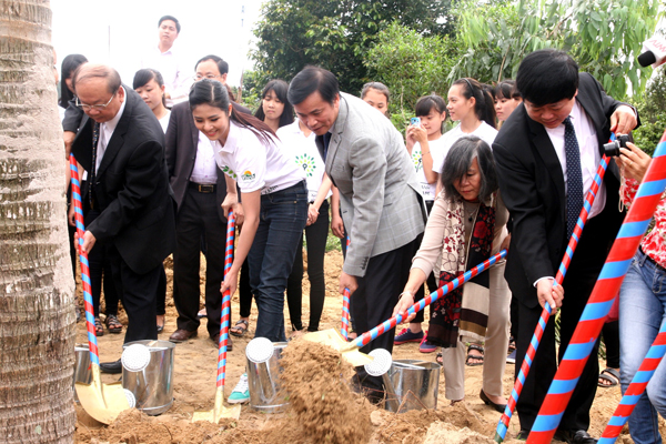 Quỹ[-]1[-]triệu[-]cây[-]xanh[-]cho[-]Việt[-]Nam[-]trồng[-]cây[-]tại[-]khu[-]mộ[-]Đại[-]tướng[-]Võ[-]Nguyên[-]Giáp