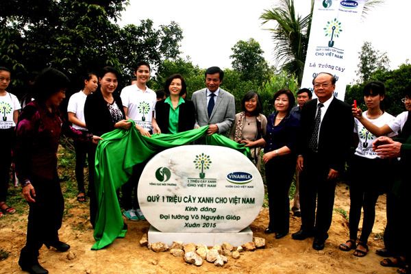 Quỹ[-]1[-]triệu[-]cây[-]xanh[-]cho[-]Việt[-]Nam[-]trồng[-]cây[-]tại[-]khu[-]mộ[-]Đại[-]tướng[-]Võ[-]Nguyên[-]Giáp