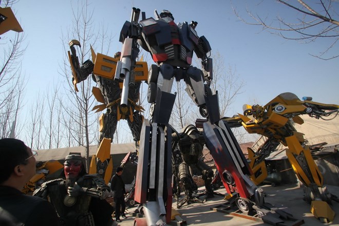 [-]Mô[-]hình[-]robot[-]Transformer[-]làm[-]từ[-]phế[-]liệu