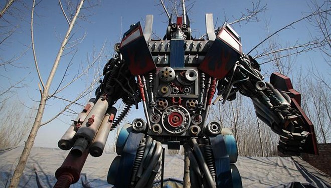 [-]Mô[-]hình[-]robot[-]Transformer[-]làm[-]từ[-]phế[-]liệu