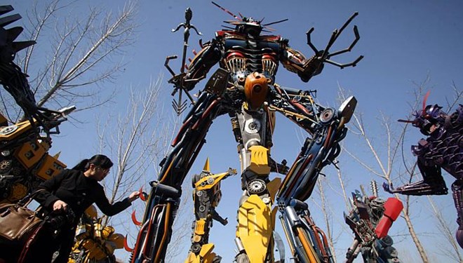 [-]Mô[-]hình[-]robot[-]Transformer[-]làm[-]từ[-]phế[-]liệu