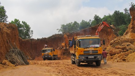 Cho[-]phép[-]khai[-]thác[-]đất[-]ở[-]Đà[-]Nẵng:[-]Ký[-]quyết[-]định[-]"chạy[-]hưu"