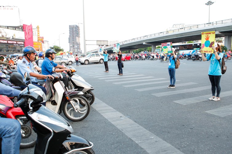 Kêu[-]gọi[-]tắt[-]máy[-]xe[-]khi[-]dừng[-]đèn[-]đỏ[-]trên[-]20[-]giây