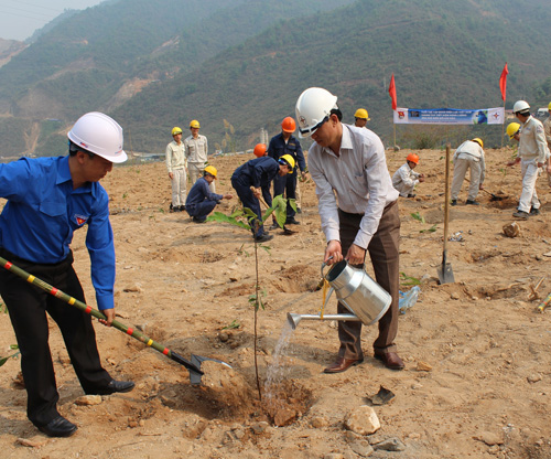 Tuổi[-]trẻ[-]ngành[-]điện[-]trồng[-]cây[-]xanh[-]hưởng[-]ứng[-]Giờ[-]Trái[-]đất