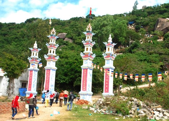 Bình[-]Định:[-]Lên[-]chùa[-]Ông[-]Núi[-]mặc[-]áo[-]vỏ[-]cây