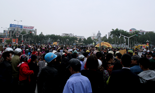 Thanh[-]Hóa:[-]Đại[-]lộ[-]lớn[-]nhất[-]tắc[-]nghẽn[-]vì[-]hàng[-]trăm[-]người[-]tràn[-]xuống[-]đường