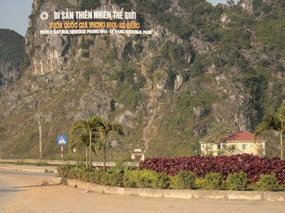 Ông[-]Thành[-]mang[-]cả[-]sổ[-]đỏ[-]Di[-]sản[-]Thiên[-]nhiên[-]Thế[-]giới[-]Vườn[-]quốc[-]gia[-]Phong[-]Nha[-]-[-]Kẻ[-]Bàng[-]đi[-]cầm[-]cố.