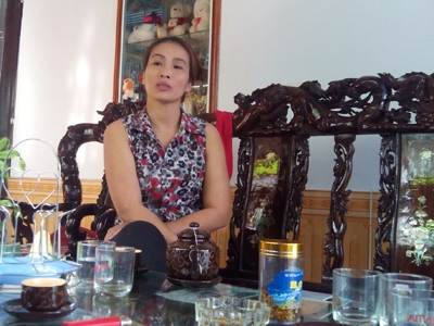Bà[-]Trường[-]luôn[-]miệng[-]khoe[-]mối[-]quan[-]hệ[-]cấp[-]cao[-]của[-]mình.