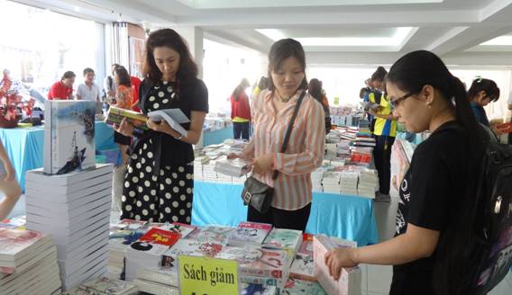 Hội[-]sách[-]Khai[-]Xuân[-]2015[-]tại[-]TP[-]Hồ[-]Chí[-]Minh