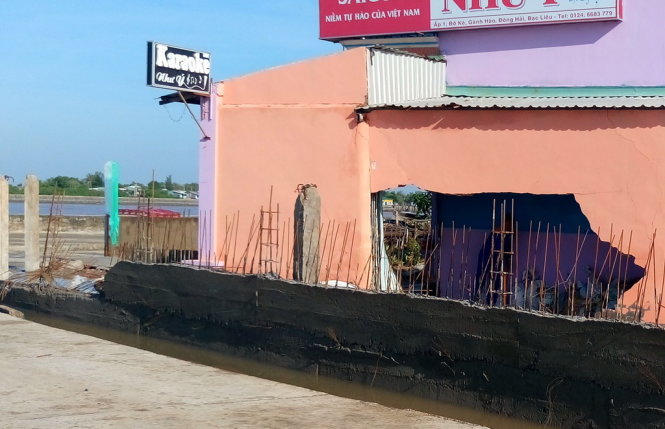 Bạc[-]Liêu:[-]kè[-]Gành[-]Hào[-]bị[-]sạt[-]lở[-]nghiêm[-]trọng