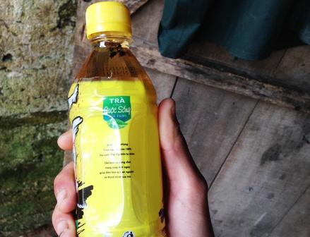 Phát[-]hiện[-]chai[-]nước[-]giải[-]khát[-]nhãn[-]C2[-]có...[-]5[-]con[-]ruồi