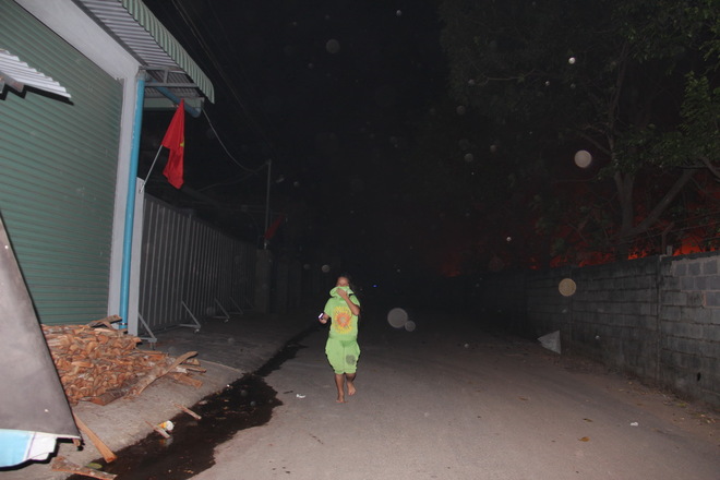 Đồng[-]Nai:[-]Kho[-]phế[-]liệu[-]bùng[-]cháy,[-]hàng[-]chục[-]hộ[-]dân[-]hoảng[-]hốt[-]rời[-]nhà