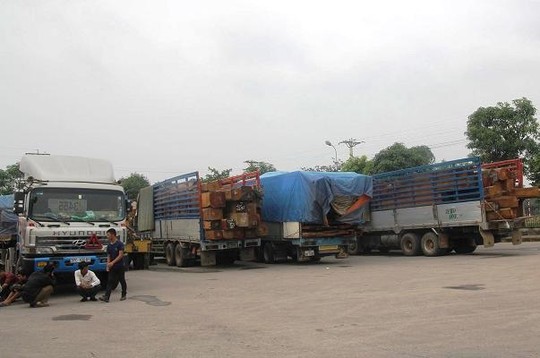 [-]Bắt[-]11[-]xe[-]"khủng"[-]chở[-]gỗ[-]quá[-]tải[-]từ[-]Lào[-]về[-]Việt[-]Nam