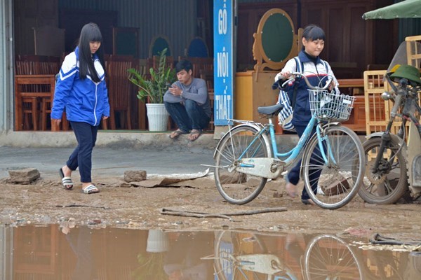 Kinh[-]hoàng[-]cảnh[-]lầy[-]lội[-]ở[-]"con[-]đường[-]đau[-]khổ"[-]giữa[-]Hà[-]Nội