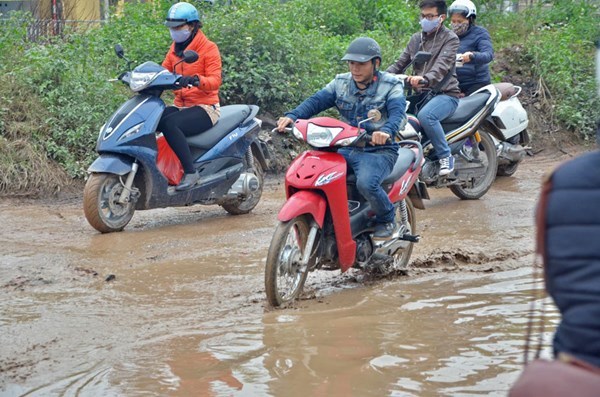 Kinh[-]hoàng[-]cảnh[-]lầy[-]lội[-]ở[-]"con[-]đường[-]đau[-]khổ"[-]giữa[-]Hà[-]Nội
