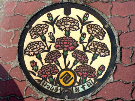 [-]Nắp[-]cống[-]cũng[-]trở[-]thành[-]tác[-]phẩm[-]nghệ[-]thuật