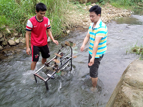 [-]Máy[-]bơm[-]nước[-]không[-]cần[-]điện[-]của[-]học[-]sinh[-]vùng[-]cao